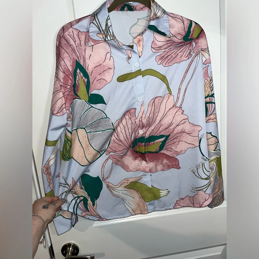 SHEIN Silky Button Up Pink All Over Print Floral Collared Blouse Size Small - Picture 5 of 9